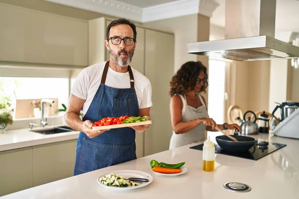 Pareja Mediana Edad Cocinando Comida Mediterránea Casa Haciendo Cara Pez —  Fotos de Stock