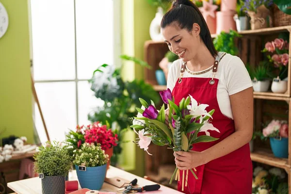 Young Beautiful Hispanic Woman Florist Holding Bouquet Flowers Flower Shop — Stockfoto
