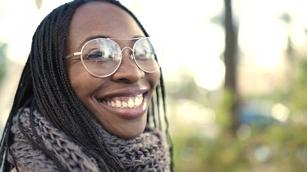 Mujer Africana Sonriendo Confiada Parque —  Fotos de Stock
