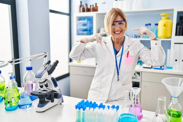 Mulher Loira Meia Idade Trabalhando Laboratório Cientista Sorrindo Alegre Mostrando — Fotografia de Stock