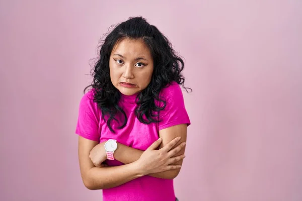 Pembe Arka Planda Duran Genç Asyalı Kadın Yüzünde Üzgün Bir — Stok fotoğraf