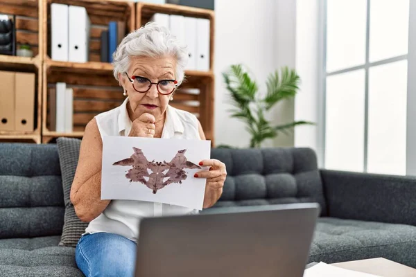 Senior Grey Haired Woman Psychologist Doing Online Rorscharch Test Psychology — Stock Photo, Image