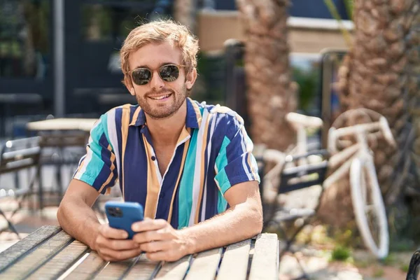 Ung Man Turist Med Hjälp Smartphone Sitter Bordet Kafé Terrass — Stockfoto