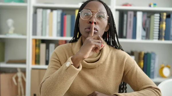 アフリカの女性は図書館大学で沈黙を求めて本を読んで — ストック写真