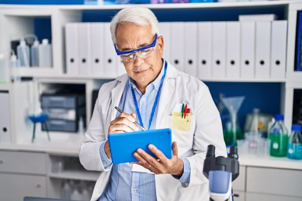 Senior Man Scientist Using Touchpad Working Laboratory — Stock fotografie
