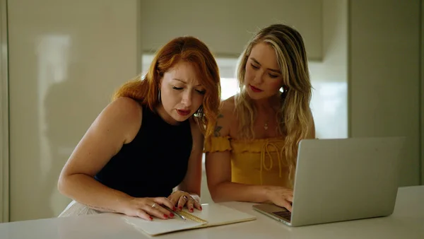 Две Женщины Использующие Ноутбук Сидят Столе Кухне — стоковое фото