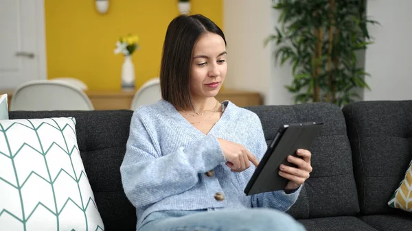 Jovem Bela Mulher Hispânica Usando Touchpad Sentado Sofá Casa — Fotografia de Stock