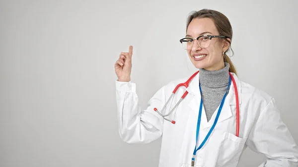 Joven Mujer Caucásica Médico Sonriendo Señalando Hacia Lado Sobre Fondo —  Fotos de Stock