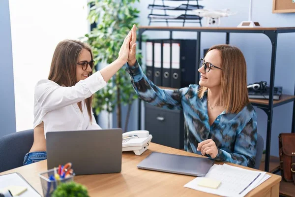 Две Женщины Бизнес Работницы Дай Пять Поднятыми Руками Офисе — стоковое фото