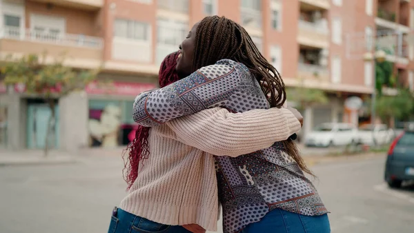 Dva Afričtí Američtí Přátelé Usmívají Sebevědomě Objímající Navzájem Stojící Ulici — Stock fotografie