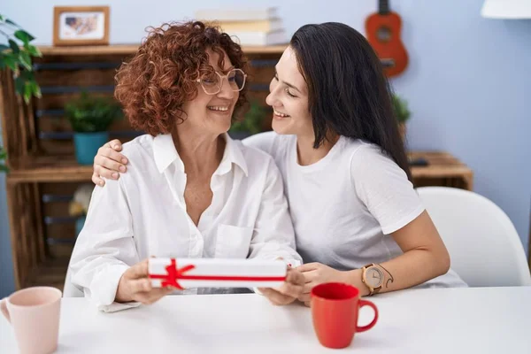Two Women Mother Daughter Surprise Gift Home — Stock Photo, Image