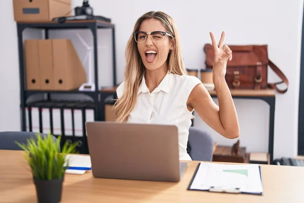 Ofiste Çalışan Gözlüklü Gülümseyen Kameraya Göz Kırpan Zafer Işareti Yapan — Stok fotoğraf