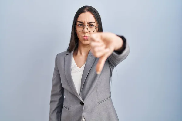 Latynoska Kobieta Biznesu Okularach Wyglądająca Nieszczęśliwą Wściekłą Wykazująca Odrzucenie Negatyw — Zdjęcie stockowe