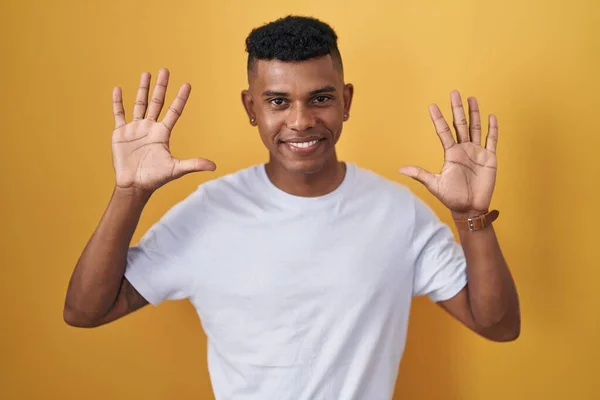 Young Hispanic Man Standing Yellow Background Showing Pointing Fingers Number — Stock Fotó