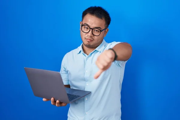 Китайский Молодой Человек Использующий Компьютерный Ноутбук Выглядит Несчастным Сердитым Показывая — стоковое фото