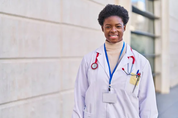 African American Woman Wearing Doctor Uniform Standing Street — Photo