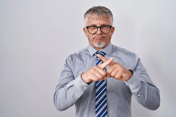 Hispanic Affärsman Med Grått Hår Bär Glasögon Avvisande Uttryck Korsning — Stockfoto