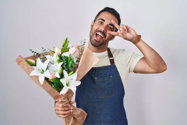 Hispánec Vousy Pracující Jako Květinář Dělá Mírový Symbol Prsty Přes — Stock fotografie