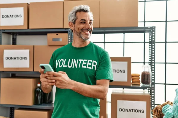 Middle Age Grey Haired Man Volunteer Smiling Confident Using Smartphone —  Fotos de Stock