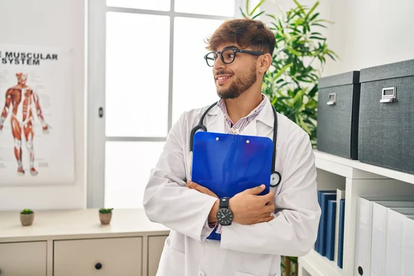 Młody Arabski Mężczyzna Mundurze Lekarza Trzymając Notatnik Klinice — Zdjęcie stockowe
