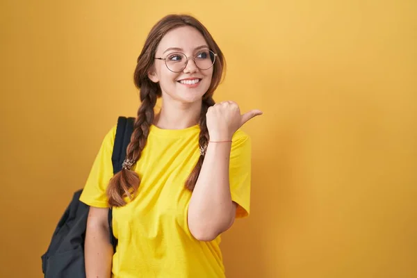 Młoda Kaukaska Kobieta Ubrana Studencki Plecak Żółtym Tle Uśmiechnięta Szczęśliwym — Zdjęcie stockowe