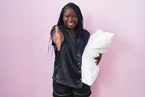 Jeune Femme Africaine Portant Pyjama Étreignant Oreiller Souriant Amical Offrant — Photo