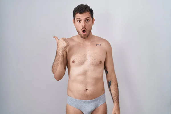 Junger Hispanischer Mann Steht Hemdlos Unterwäsche Überrascht Mit Dem Finger — Stockfoto