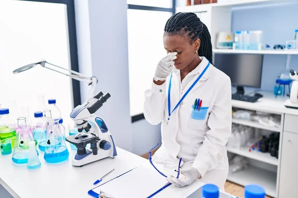 African American Woman Scientist Stressed Working Laboratory — ストック写真