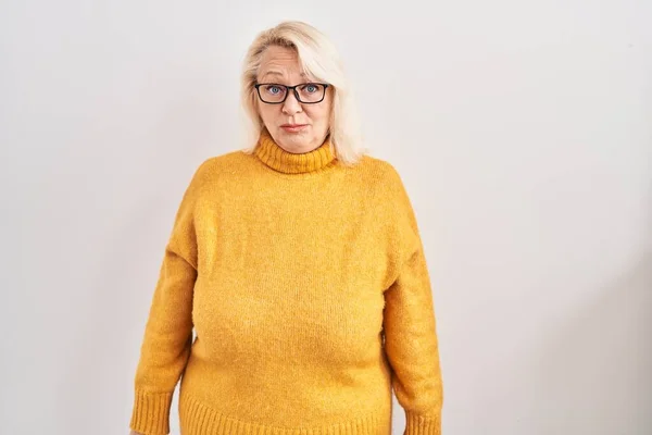Mujer Caucásica Mediana Edad Con Gafas Pie Sobre Fondo Deprimido — Foto de Stock