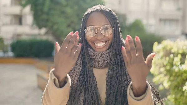 Afrikaanse Vrouw Glimlachen Zelfverzekerd Vragen Komen Het Park — Stockfoto