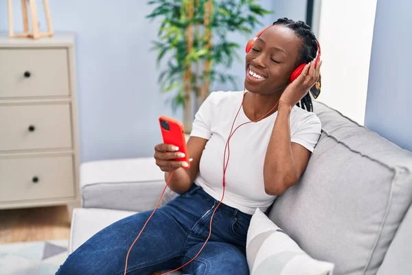 Afro Amerikaanse Vrouw Luisteren Naar Muziek Zitten Bank Thuis — Stockfoto