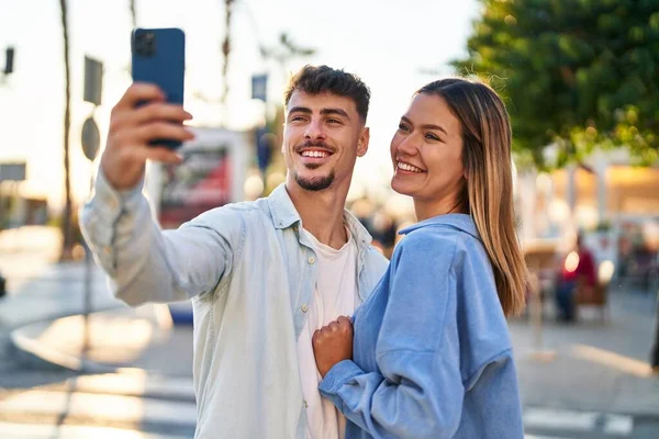Jeune Homme Femme Couple Souriant Confiant Faire Selfie Par Smartphone — Photo