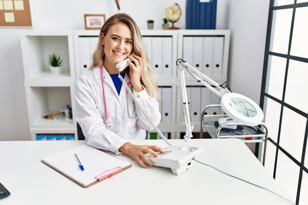 Young Woman Wearing Doctor Uniform Talking Telephone Clinic — Stockfoto