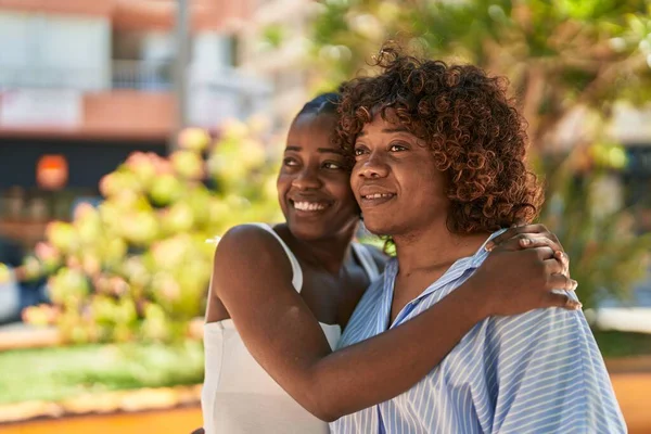 Αφρο Αμερικανίδες Μητέρα Και Κόρη Αγκαλιάζονται Στο Πάρκο — Φωτογραφία Αρχείου