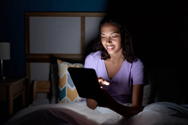 Młoda Afroamerykanka Używa Touchpada Siedzącego Łóżku Sypialni — Zdjęcie stockowe