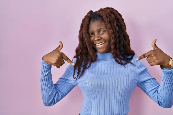 Afrikanerin Die Vor Rosa Hintergrund Steht Sieht Selbstbewusst Mit Einem — Stockfoto