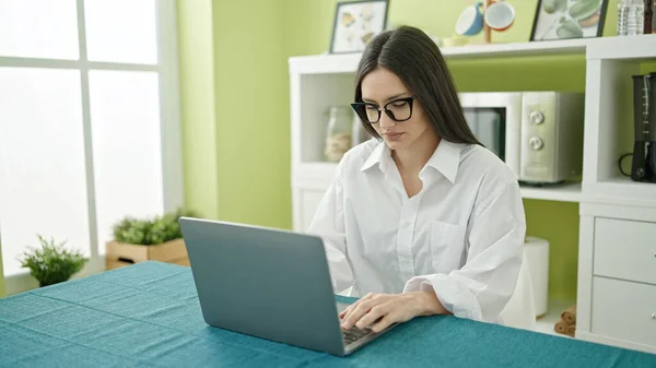 Νεαρή Όμορφη Ισπανόφωνη Γυναίκα Που Χρησιμοποιεί Φορητό Υπολογιστή Κάθεται Στο — Φωτογραφία Αρχείου
