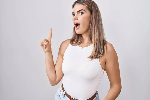 Mujer Joven Hispana Pie Sobre Fondo Blanco Señalando Con Dedo — Foto de Stock