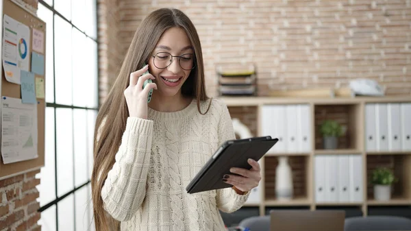 Fiatal Gyönyörű Spanyol Üzleti Dolgozó Beszél Okostelefonon Segítségével Touchpad Irodában — Stock Fotó
