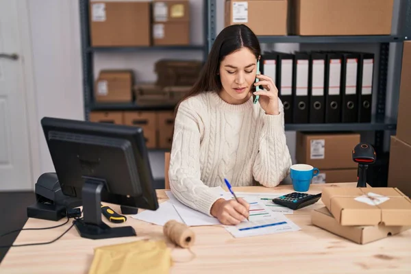 Young Woman Ecommerce Business Worker Talking Smartphone Office — Stock Photo, Image