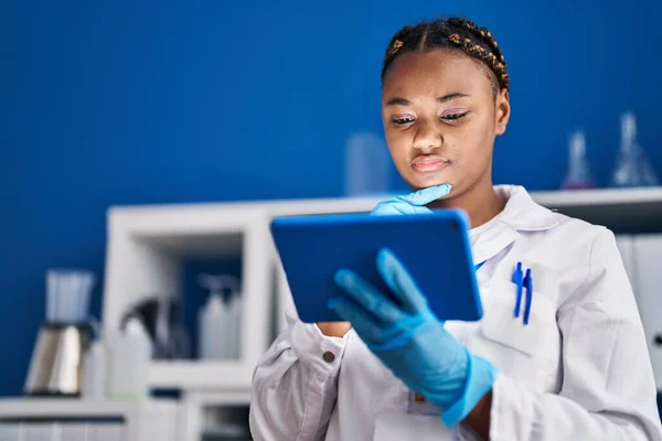 African American Woman Scientist Using Touchpad Laboratory — Stockfoto
