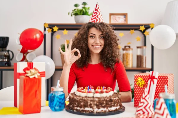 西班牙裔女人 卷曲的头发 拿着大巧克力蛋糕庆祝生日 手握手签 微笑友好的手势 象征着完美的象征 — 图库照片