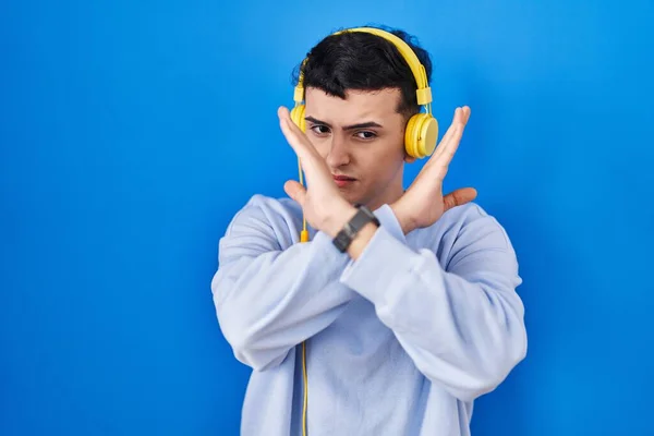Δυαδικό Πρόσωπο Που Ακούει Μουσική Χρησιμοποιώντας Ακουστικά Έκφραση Απόρριψης Διασχίζοντας — Φωτογραφία Αρχείου