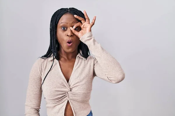 Afrikaanse Vrouw Met Vlechten Staan Witte Achtergrond Doen Gebaar Geschokt — Stockfoto