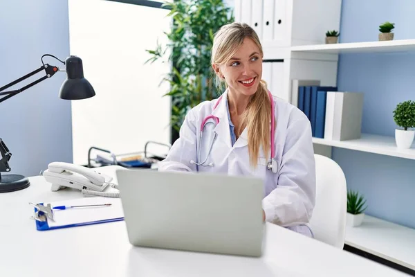 Young Blonde Woman Wearing Doctor Uniform Working Clinic — 스톡 사진