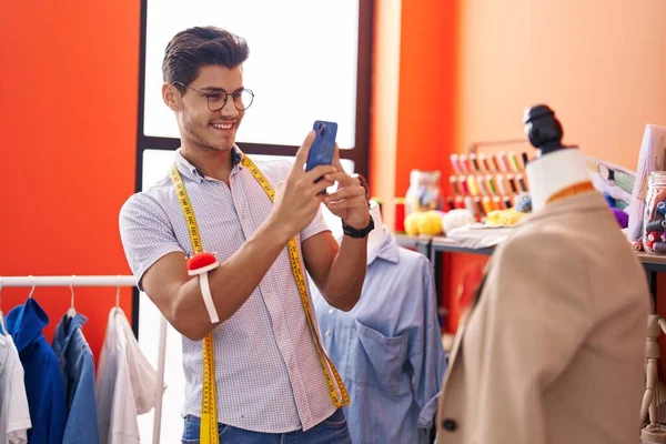 Young Hispanic Man Tailor Make Photo Smartphone Jacket Atelier — Stockfoto