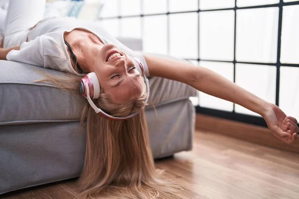 Junge Blonde Frau Hört Hause Auf Sofa Liegend Musik — Stockfoto