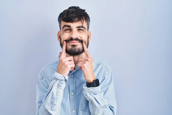 Молодий Іспаномовний Чоловік Бородою Стоїть Над Синім Тлом Посміхається Відкритим — стокове фото