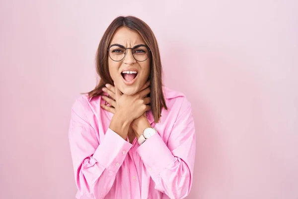Young Hispanic Woman Wearing Glasses Standing Pink Background Shouting Suffocate — Stock Photo, Image
