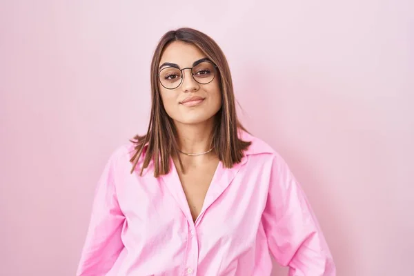 Νεαρή Ισπανίδα Γυναίκα Που Φοράει Γυαλιά Πάνω Από Ροζ Φόντο — Φωτογραφία Αρχείου
